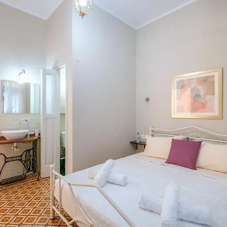 Grandma's Chic In Chania Venetian Harbor * La Canea